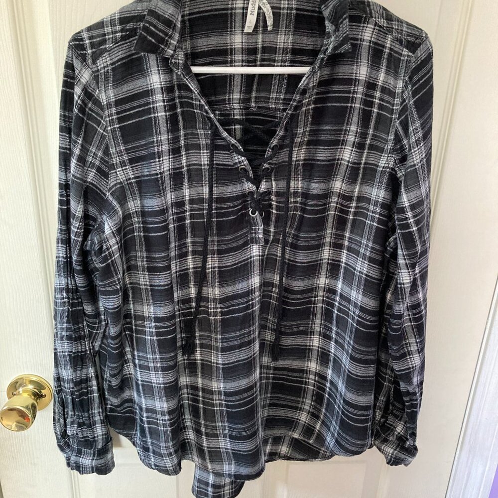 Women Mudd Plaid Shirt Size Medium Black White - Picture 2 of 5